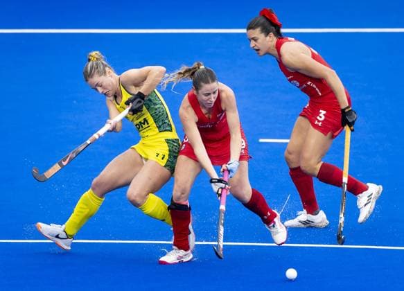 AMSTELVEEN - Alice Arnott of Australia in a duel with Fernanda Arrieta of Chile (R) during the group stage match at the Hockey World Cup between Chile and Australia at the Wagener Stadium. KOEN VAN WEEL ANP xVIxANPxSportx xxANPxIVx 565806762 originalFilename: 565806762.jpg