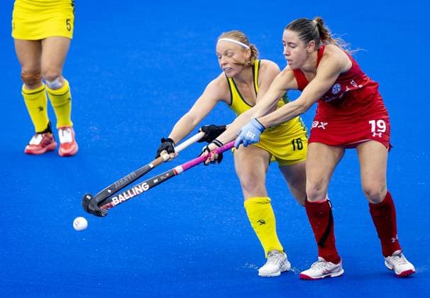AMSTELVEEN - Courtney Schonell of Australia in a duel with Agustina Solano of Chile (R) during the group stage match at the Hockey World Cup between Chile and Australia at the Wagener Stadium. KOEN VAN WEEL ANP xVIxANPxSportx xxANPxIVx 565807041 originalFilename: 565807041.jpg