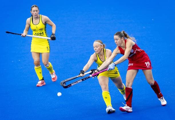 AMSTELVEEN - Courtney Schonell of Australia in a duel with Agustina Solano of Chile (R) during the group stage match at the Hockey World Cup between Chile and Australia at the Wagener Stadium. KOEN VAN WEEL ANP xVIxANPxSportx xxANPxIVx 565807046 originalFilename: 565807046.jpg