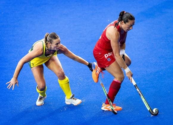 AMSTELVEEN - Mariah Williams of Australia in a duel with Denise Rojas Losada of Chile (R) during the group stage match at the Hockey World Cup between Chile and Australia at the Wagener Stadium. KOEN VAN WEEL ANP xVIxANPxSportx xxANPxIVx 565807818 originalFilename: 565807818.jpg
