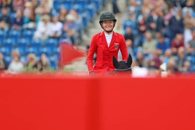 Sophie Hinners (GER, Deutschland) mit Pferd Iron Dames Singclair mit perfekten Ritt, 0 Fehler und zwischenzeitige Führung im 1 Springen der WM, Jubel, Emotion, Winken zu den Fans , Springen, FEI Jumping World Championship, WM, Weltmeisterschaft , Turkish Airlines-Prize, Einzel und Teamwertung, Jumping , AACHEN - FEI World Championships 2026, Weltfest des Pferdesports, Reitsport Weltmeisterschaft 2026, Aachen 2026, Welcome Home 2026, Aachener Soers, 11. bis 23. August 2026, Reitsport, 19.08.2026, Aachen Aachener Soers Deutschland *** Sophie Hinners (GER), Germany, riding Iron Dames Singclair, delivered a perfect ride with zero faults and took the lead at one point in the first jumping round of the World Championships, Cheers, excitement, waving to the fans, show jumping, FEI Jumping World Championships, Turkish Airlines Prize, individual and team competitions, show jumping, AACHEN FEI World Championships 2026, World Festival of Equestrian Sports, 2026 Equestrian World Championships, Aachen 2026, Welcome Home 2026, Aachen Soers, August 11–23, 2026, Equestrian Sports, August 19, 2026, Aachen Soers, Germany