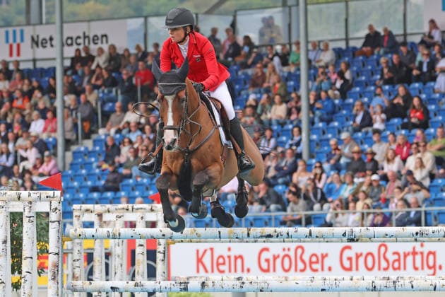 Sophie Hinners (GER, Deutschland) mit Pferd Iron Dames Singclair mit perfekten Ritt, 0 Fehler und zwischenzeitige Führung im 1 Springen der WM, Springen, FEI Jumping World Championship, WM, Weltmeisterschaft , Turkish Airlines-Prize, Einzel und Teamwertung, Jumping , AACHEN - FEI World Championships 2026, Weltfest des Pferdesports, Reitsport Weltmeisterschaft 2026, Aachen 2026, Welcome Home 2026, Aachener Soers, 11. bis 23. August 2026, Reitsport, 19.08.2026, Aachen Aachener Soers Deutschland *** Sophie Hinners (GER), Germany, riding Iron Dames Singclair, delivered a perfect ride with 0 faults and took the lead at one point in the first jumping competition of the World Championships, Jumping, FEI Jumping World Championship, Turkish Airlines Prize, Individual and Team Competitions, Jumping, AACHEN FEI World Championships 2026, World Festival of Equestrian Sports, 2026 Equestrian World Championships, Aachen 2026, Welcome Home 2026, Aachen Soers, August 11–23, 2026, Equestrian Sports, August 19, 2026, Aachen Soers, Germany