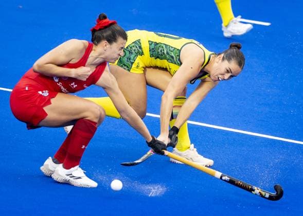 AMSTELVEEN - Fernanda Villagran of Chile in a duel with Grace Stewart of Australia (R) during the group stage match at the Hockey World Cup between Chile and Australia at the Wagener Stadium. KOEN VAN WEEL ANP xVIxANPxSportx xxANPxIVx 565808042 originalFilename: 565808042.jpg