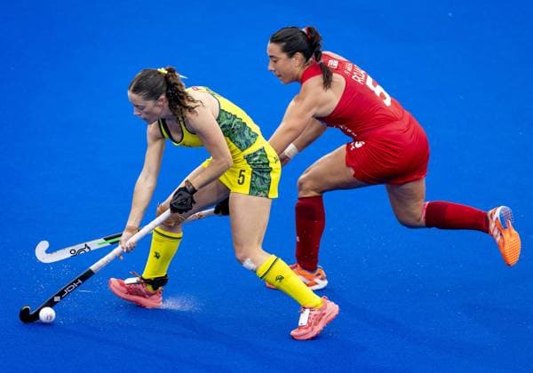 AMSTELVEEN - Grace Young of Australia in a duel with Denise Rojas Losada of Chile (R) during the group stage match at the Hockey World Cup between Chile and Australia at the Wagener Stadium. KOEN VAN WEEL ANP xVIxANPxSportx xxANPxIVx 565808316 originalFilename: 565808316.jpg