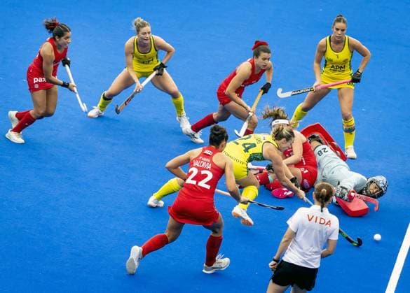 AMSTELVEEN - Mariah Williams of Australia taps the 4-4 past goalkeeper Natalia Salvador of Chile during the group stage match at the Hockey World Cup between Chile and Australia at the Wagener Stadium. KOEN VAN WEEL ANP xVIxANPxSportx xxANPxIVx 565808765 originalFilename: 565808765.jpg