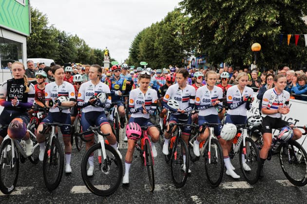 2026 Lloyds Tour of Britain Women Picture by Alex Whitehead SWpix.com - 19 08 2026 - Cycling - UCI Women s World Tour - 2026 Lloyds Tour of Britain Women - Stage 1: Cockermouth to Cockermouth (158.9km) - Riders observe a minute applause in memory of Fin Tarling Liverpool England Copyright: x xSWpix.comx(t axPhotographyxHubxLtd)xAlexxWhitehead SWpix.comx SWP-3030-18091