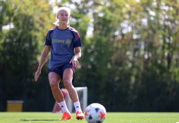Fussball, Frauen, Saison 2026 2027, FC Bayern München, Training, Campus Pernille Harder (FC Bayern München) spielt einen Ball *** Soccer, Women, 2026–2027 Season, FC Bayern Munich, Practice, Campus Pernille Harder FC Bayern Munich plays a game