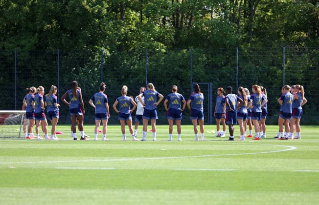 Fussball, Frauen, Saison 2026 2027, FC Bayern München, Training, Campus Die Mannschaft des FC Bayern München Frauen zusammen stehend im Kreis auf dem Trainingsplatz *** Soccer, Women, 2026–2027 Season, FC Bayern Munich, Practice, Campus: The FC Bayern Munich women s team standing in a circle on the practice field