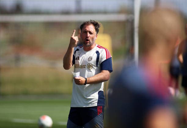 Fussball, Frauen, Saison 2026 2027, FC Bayern München, Training, Campus Jose Barcala, Trainer (FC Bayern München) spricht zur Mannschaft, hebt den Zeigefinger, Top *** Soccer, Women, 2026–2027 Season, FC Bayern Munich, Practice, Jose Barcala Campus, FC Bayern Munich coach addresses the team, raises his index finger, Top
