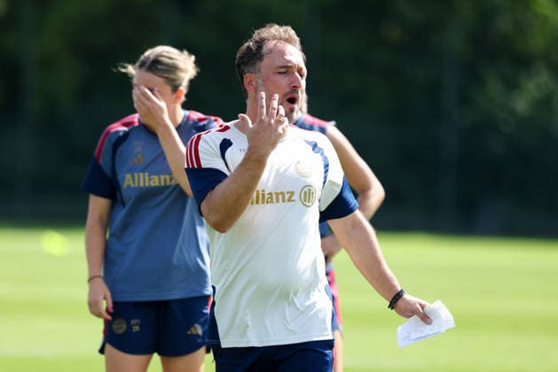 Jose Barcala (FC Bayern Muenchen, Chef-Trainer) gestikuliert, Gesten, Gestik, GER, FC Bayern Muenchen Frauen Training, Fussball, Google Pixel Frauen-Bundesliga, Saison 2026 2027, 19.08.2026, GER, FC Bayern Muenchen Frauen Training, Fussball, Google Pixel Frauen-Bundesliga, Saison 2026 2027, 19.08.2026 Muenchen *** Jose Barcala, FC Bayern Munich, head coach gesturing, gestures, GER, FC Bayern Munich Women s Training, soccer, Google Pixel Women s Bundesliga, 2026–2027 season, August 19, 2026, GER, FC Bayern Munich Women’s Training, Soccer, Google Pixel Women’s Bundesliga, 2026–2027 Season, August 19, 2026, Munich Copyright: xEibner-Pressefoto JennixMaulx EP_JML