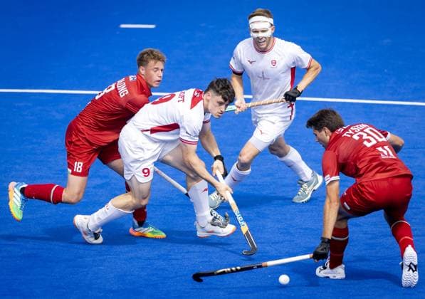 AMSTELVEEN - Gareth Furlong of Wales (L) and James Tyson of Wales in a duel with Henry Croft of England (M) during the group stage match at the Hockey World Cup between England and Wales at the Wagener Stadium. KOEN VAN WEEL ANP xVIxANPxSportx xxANPxIVx 565811409 originalFilename: 565811409.jpg