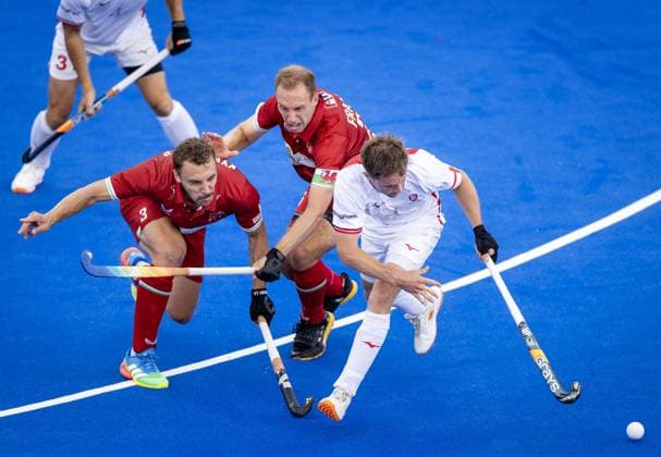 AMSTELVEEN - Daniel Kyriakides of Wales and Benjamin Francis of Wales (M) in a duel with Zachary Wallace of England during the group stage match at the Hockey World Cup between England and Wales at the Wagener Stadium. KOEN VAN WEEL ANP xVIxANPxSportx xxANPxIVx 565811548 originalFilename: 565811548.jpg