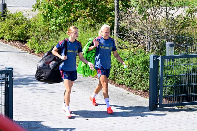 19.08.2026, München, Deutschland. Google Pixel Frauen-Bundesliga: Die FC Bayern Frauen absolvieren auf dem FC Bayern Campus eine Trainingseinheit vor dem Bundesliga-Saisonauftakt gegen den 1. FC Union Berlin. Sophie Proost (FC Bayern Frauen), Pernille Harder (FC Bayern Frauen) *** August 19, 2026, Munich, Germany Google Pixel Women s Bundesliga The FC Bayern Women s team holds a training session at the FC Bayern Campus ahead of their Bundesliga season opener against 1. FC Union Berlin Sophie Proost, FC Bayern Women s team; Pernille Harder, FC Bayern Women s team