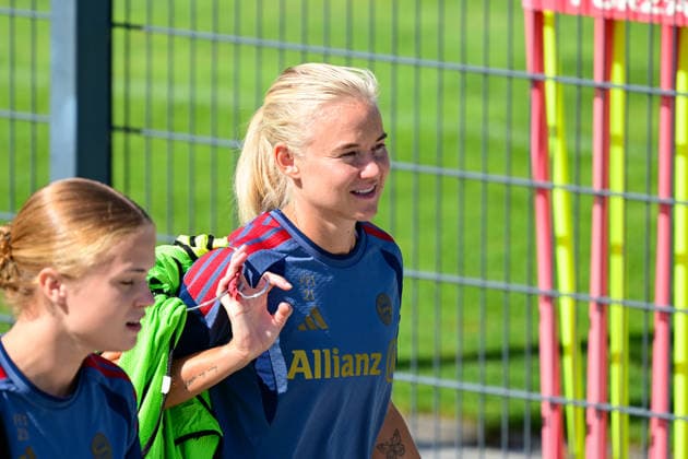 19.08.2026, München, Deutschland. Google Pixel Frauen-Bundesliga: Die FC Bayern Frauen absolvieren auf dem FC Bayern Campus eine Trainingseinheit vor dem Bundesliga-Saisonauftakt gegen den 1. FC Union Berlin. Pernille Harder (FC Bayern Frauen) *** August 19, 2026, Munich, Germany Google Pixel Women s Bundesliga The FC Bayern Women s team holds a training session at the FC Bayern Campus ahead of their Bundesliga season opener against 1. FC Union Berlin Pernille Harder FC Bayern Women s Team