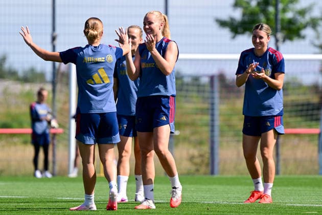 19.08.2026, München, Deutschland. Google Pixel Frauen-Bundesliga: Die FC Bayern Frauen absolvieren auf dem FC Bayern Campus eine Trainingseinheit vor dem Bundesliga-Saisonauftakt gegen den 1. FC Union Berlin. Sophie Proost (FC Bayern Frauen), Glodis Perla Viggosdottir (FC Bayern Frauen) *** August 19, 2026, Munich, Germany Google Pixel Women s Bundesliga The FC Bayern Women s team holds a training session at the FC Bayern Campus ahead of their Bundesliga season opener against 1. FC Union Berlin Sophie Proost, FC Bayern Women s Team; Glodis Perla Viggosdottir, FC Bayern Women s Team