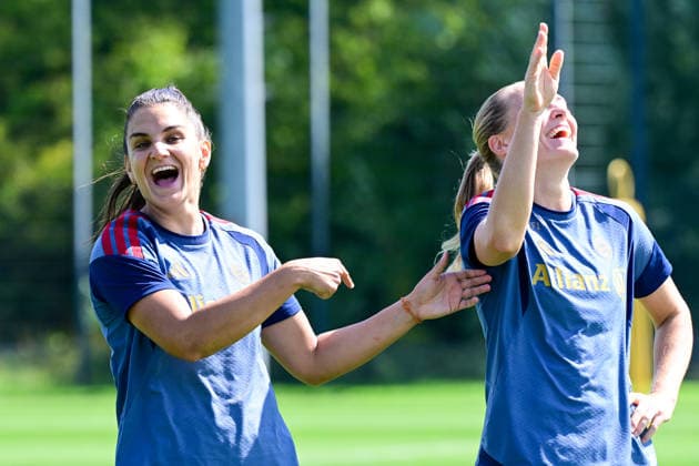 19.08.2026, München, Deutschland. Google Pixel Frauen-Bundesliga: Die FC Bayern Frauen absolvieren auf dem FC Bayern Campus eine Trainingseinheit vor dem Bundesliga-Saisonauftakt gegen den 1. FC Union Berlin. Jovana Damnjanovic (FC Bayern Frauen), Magdalena Eriksson (FC Bayern Frauen) *** August 19, 2026, Munich, Germany Google Pixel Women s Bundesliga The FC Bayern Women s team holds a training session at the FC Bayern Campus ahead of their Bundesliga season opener against 1. FC Union Berlin Jovana Damnjanovic, FC Bayern Women s team; Magdalena Eriksson, FC Bayern Women s team