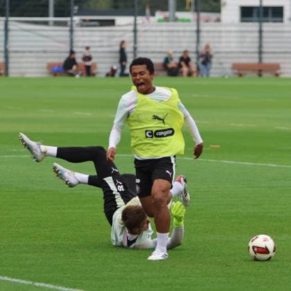 Joel Chima Fujita kämpft im Trainingsspiel gegen einen zu Boden gehenden Torwart um den Ball. Der Fußball liegt rechts im Bild, Fujita zeigt einen intensiven Gesichtsausdruck. Joel Chima Fujita im Zweikampf beim Training des FC St. Pauli *** Joel Chima Fujita battles for the ball against a goalkeeper who has gone down during a practice match. The soccer ball is on the right side of the picture; Fujita has an intense expression on his face. Joel Chima Fujita in a one-on-one battle during FC St. Pauli practice. Copyright: xspeedshotx xAndreasxTolksdorfx