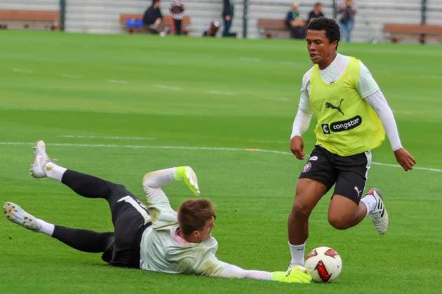 Joel Chima Fujita setzt sich im Trainingszweikampf gegen einen gleitenden Mitspieler durch und kontrolliert den Ball. Die Szene findet auf dem Trainingsgelände des FC St. Pauli in Hamburg statt. Joel Chima Fujita im Zweikampf beim Training des FC St. Pauli *** Joel Chima Fujita beats a sliding teammate in a training duel and controls the ball. The scene takes place at FC St. Pauli s training facility in Hamburg. Joel Chima Fujita in a duel during FC St. Pauli training. Copyright: xspeedshotx xAndreasxTolksdorfx