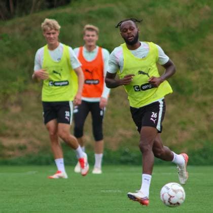 Ricky-Jade Jones ( 26; FC St. Pauli) läuft mit dem Ball am Fuß über den Trainingsplatz des Trainingszentrums in Hamburg. Zwei weitere Spieler des FC St. Pauli folgen im Hintergrund. Ricky-Jade Jones ( 26; FC St. Pauli) beim Laufduell im Training *** Ricky Jade Jones, 26, of FC St. Pauli, runs across the training field at the training center in Hamburg with the ball at his feet. Two other FC St. Pauli players follow Ricky Jade Jones, 26, of FC St. Pauli, in the background during a running drill in training. Copyright: xspeedshotx xAndreasxTolksdorfx