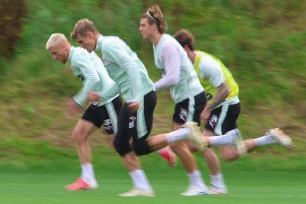Vier Spieler des FC St. Pauli absolvieren einen Sprintlauf auf dem Trainingsgelände in Hamburg. Die Bewegungsunschärfe unterstreicht die hohe Laufgeschwindigkeit der Gruppe. FC St. Pauli Spieler beim Sprinttraining im Trainingszentrum Hamburg *** Four FC St. Pauli players are doing a sprint drill at the training facility in Hamburg. The motion blur highlights the high running speed of the group of FC St. Pauli players during sprint training at the Hamburg training center. Copyright: xspeedshotx xAndreasxTolksdorfx