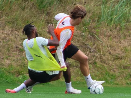 Zwei Spieler des FC St. Pauli liefern sich einen intensiven Zweikampf um den Ball beim Trainingseinheit am Trainingszentrum in Hamburg. Ein Spieler im gelben Leibchen geht zu Boden, während sein Gegenspieler im orangefarbenen Leibchen den Ball behauptet. Zweikampf zwischen Ricky-Jade Jones ( 26; FC St. Pauli) und Jannik Robatsch ( 34; FC St. Pauli) im Training am Trainingszentrum Hamburg *** Two FC St. Pauli players engage in an intense battle for the ball during a training session at the training center in Hamburg. A player in a yellow jersey goes down, while his opponent in the orange jersey wins possession of the ball. A duel between Ricky Jade Jones (No. 26, FC St. Pauli) and Jannik Robatsch (No. 34, FC St. Pauli) during training at the Hamburg training center. Copyright: xspeedshotx xAndreasxTolksdorfx