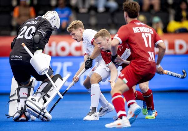 AMSTELVEEN - Timothy Nurse of England (L) in a duel with Jack Pritchard of Wales during the group stage match at the Hockey World Cup between England and Wales at the Wagener Stadium. KOEN VAN WEEL ANP xVIxANPxSportx xxANPxIVx 565813169 originalFilename: 565813169.jpg