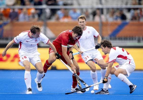 AMSTELVEEN - David Goodfield of England (L) and James Gall of England in a duel with James Tyson of Wales during the group stage match at the Hockey World Cup between England and Wales at the Wagener Stadium. KOEN VAN WEEL ANP xVIxANPxSportx xxANPxIVx 565813282 originalFilename: 565813282.jpg
