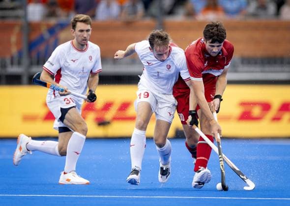 AMSTELVEEN - David Goodfield of England (L) in a duel with James Tyson of Wales during the group stage match at the Hockey World Cup between England and Wales at the Wagener Stadium. KOEN VAN WEEL ANP xVIxANPxSportx xxANPxIVx 565813290 originalFilename: 565813290.jpg