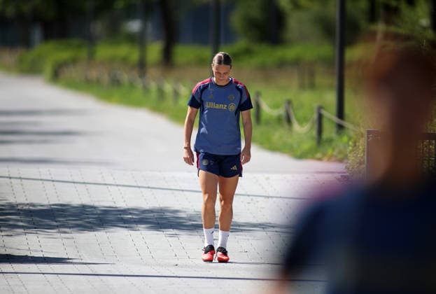 Fussball, Frauen, Saison 2026 2027, FC Bayern München, Training, Campus Klara Bühl Buehl (FC Bayern München) auf dem Weg zum Trainingsplatz, nachdenklich, in Gedanken, Blick nach unten *** Soccer, Women, 2026–2027 Season, FC Bayern Munich, Practice, Klara Bühl Campus, FC Bayern Munich on the way to the practice field, pensive, lost in thought, looking down
