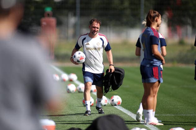 Fussball, Frauen, Saison 2026 2027, FC Bayern München, Training, Campus Jose Barcala, Trainer (FC Bayern München) mit einem Ball in der rechten Hand am Trainingsplatz *** Soccer, Women, 2026–2027 Season, FC Bayern Munich, Practice, Jose Barcala Campus, FC Bayern Munich coach holding a ball in his right hand on the practice field