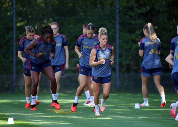 Fussball, Frauen, Saison 2026 2027, FC Bayern München, Training, Campus Linda Dallmann (FC Bayern München) beim Laufen, Aufwärmen *** Soccer, Women, 2026–2027 Season, FC Bayern Munich, Practice, Linda Dallmann Campus, FC Bayern Munich players running and warming up