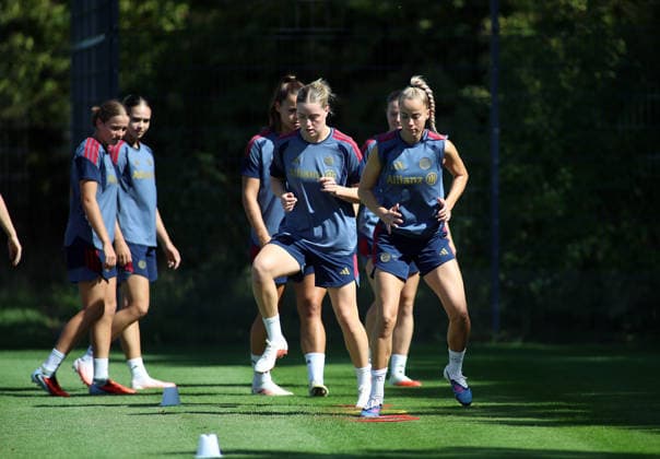 Fussball, Frauen, Saison 2026 2027, FC Bayern München, Training, Campus Alara Sehitler (FC Bayern München) (li.) mit Giulia Gwinn (FC Bayern München) (re.) beim Laufen, Aufwärmen *** Soccer, Women, 2026–2027 Season, FC Bayern Munich, Practice, Alara Sehitler Campus: FC Bayern Munich (left) with Giulia Gwinn; FC Bayern Munich (right) running and warming up