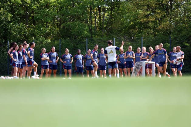 Fussball, Frauen, Saison 2026 2027, FC Bayern München, Training, Campus Jose Barcala, Trainer (FC Bayern München) mit der Mannschaft des FC Bayern München Frauen, Ansprache, Ablauf erklären, zusammen stehend im Kreis *** Soccer, Women, 2026–2027 Season, FC Bayern Munich, Practice, Jose Barcala Campus, FC Bayern Munich Coach with the FC Bayern Munich Women’s Team, Address, Explaining the Routine, Standing Together in a Circle