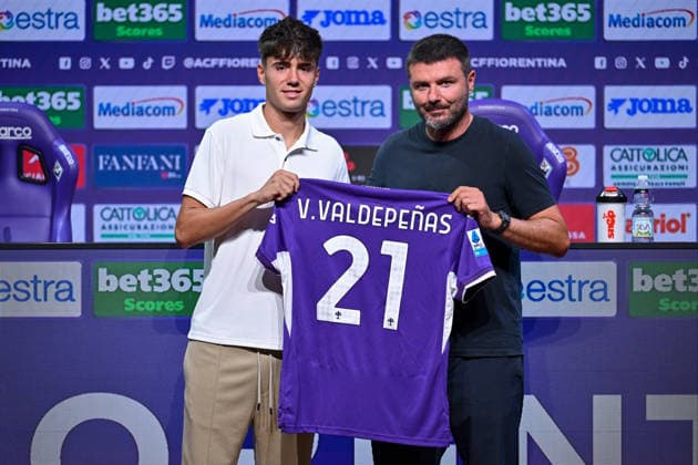 Foto IPP Lisa Guglielmi Firenze 19-08-2026 Calcio Fiorentina 2026 2027 presentazione del nuovo calciatore Victor Valdepenas nella foto Victor Valdepenas (Fiorentina) e Roberto Goretti (direttore sportivo Fiorentina) italy photo press world copyright italy ITALY  Copyright: xR4924_italyphotopressx