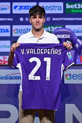 IPA87615331 - ACF Fiorentina defender Victor Valdepenas during the presentation of ACF Fiorentina s new player Victor Valdepenas, an Italian Serie A soccer match in Bagno a Ripoli (FI), Italy, August 19, 2026  Copyright: xLisaxGuglielmi IPAxSportx xx 87615331