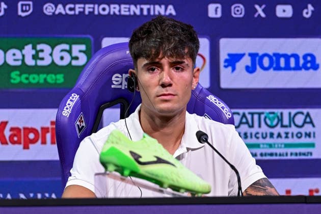 IPA87615334 - ACF Fiorentina defender Victor Valdepenas speaks during a press conference, PK, Pressekonferenz at the presentation of ACF Fiorentina s new player, Victor Valdepenas, for an Italian Serie A soccer match in Bagno a Ripoli (FI), Italy, on August 19, 2026  Copyright: xLisaxGuglielmi IPAxSportx xx 87615334