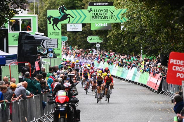 2026 Lloyds Tour of Britain Women Picture by Simon Wilkinson SWpix.com - 19 08 2026 - Cycling - UCI Women s World Tour - 2026 Lloyds Tour of Britain Women - Stage 1: Cockermouth to Cockermouth (158.9km) - The bunch enter Cockermouth Liverpool England Copyright: x xSWpix.comx(t axPhotographyxHubxLtd)xSimonxWilkinson SWpix.comx SWP-3030-18158