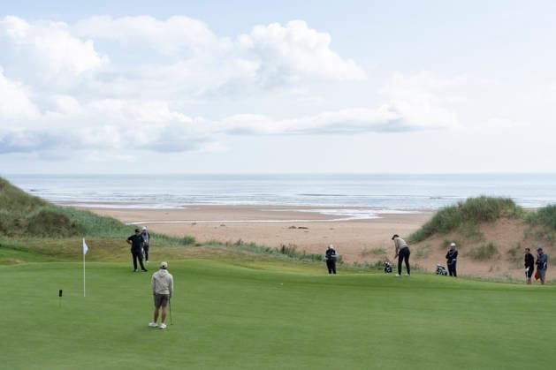 BALMEDIE, SCOTLAND - AUG 19: Andy Murray putts on the third green during Practice at the 2026 Nexo Championship at the Trump International Golf Links, Balmedie on August 19, 2026 in Aberdeenshire, Scotland The 2026 Nexo Championship