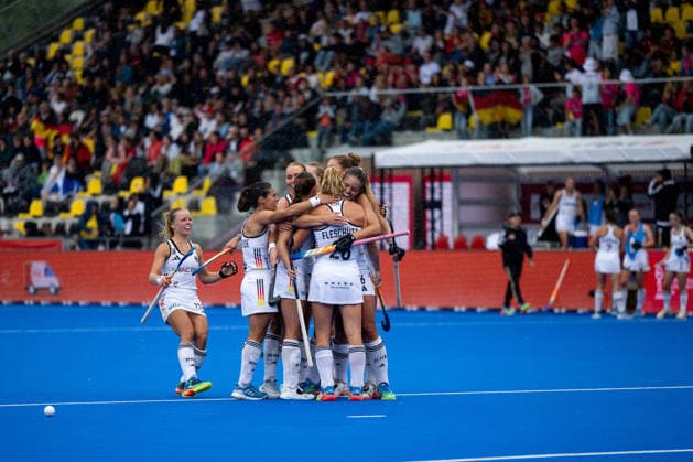 19.08.2026, BEL, Hockey, Frauen, FIH Weltmeisterschaft, Länderspiel, USA vs Deutschland Jette Fleschütz ( Deutschland, 28 ), Lucina von der Heyde ( Deutschland, 14 ), Emma Davidsmeyer ( Deutschland, 23 ) und Team jubeln über das Tor zum 0:1, Wavre Belfius Arena Wallonisch-Brabant Belgien *** August 19, 2026, BEL, Hockey, Women, FIH World Championship, International Match, USA vs. Germany Jette Fleschütz, Germany, 28, Lucina von der Heyde (Germany), 14, Emma Davidsmeyer (Germany), 23, and the team celebrate the goal that made it 0–1, Wavre Belfius Arena, Walloon Brabant, Belgium Copyright: xNordphoto Memmlerx