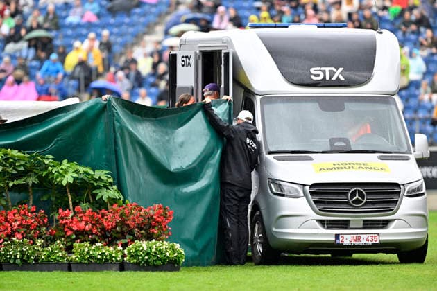 AACHEN, TYSKLAND 20260819 Andras Jun. Kövy, Ungern, med hästen Egano van t Wingerdhof Z som skadas och far föras bort i hästambulans vid onsdagens hoppning, lag tävling, under ryttar-VM i Aachen. *** Bilden ingar i SPORTPAKET. För övriga BETALBILD ** AACHEN TYSKLAND x10050x *** AACHEN, GERMANY 20260819 Andras Jun Kövy of Hungary, riding Egano van t Wingerdhof Z, was injured and had to be transported away in a horse ambulance during Wednesday’s show jumping team competition at the World Equestrian Games in Aachen *** This image is included in the SPORTS PACKAGE. For other images, see PAID CONTENT ** AACHEN, GERMANY x10050x  Copyright: xPontusxLundahl TTx RYTTAR-VM 2026