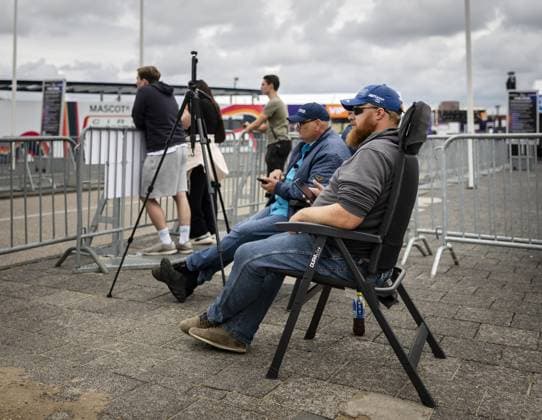 ZANDVOORT - Fans at the entrance to the circuit for the Dutch Grand Prix. The Formula 1 circus is returning to the Dutch seaside town. REMKO DE WAAL ANP xVIxANPxSportx xxANPxIVx 565818865 originalFilename: 565818865.jpg