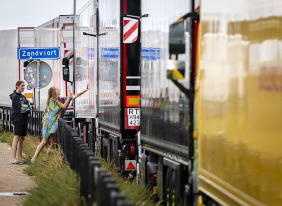 ZANDVOORT - A fan takes a photo of the F1 trucks in the run-up to the Dutch Grand Prix. The Formula 1 circus is descending on the Dutch seaside town once again. REMKO DE WAAL ANP xVIxANPxSportx xxANPxIVx 565818868 originalFilename: 565818868.jpg