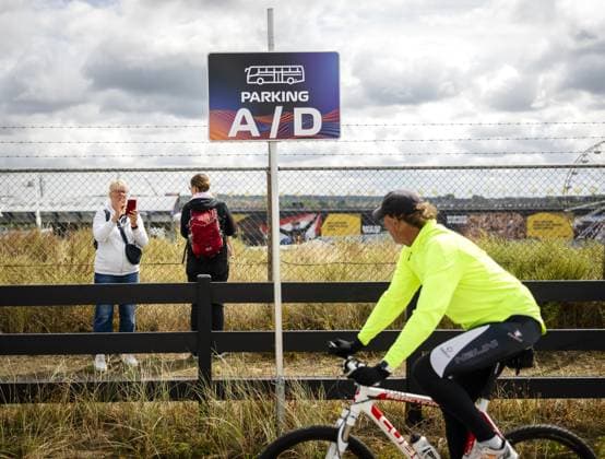 ZANDVOORT - Fans in the run-up to the Dutch Grand Prix. The Formula 1 circus descends on the Dutch seaside town once again. REMKO DE WAAL ANP xVIxANPxSportx xxANPxIVx 565818870 originalFilename: 565818870.jpg