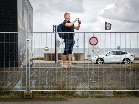 ZANDVOORT - A fan takes a photo of F1 trucks in the run-up to the Dutch Grand Prix. The Formula 1 circus is descending on the Dutch seaside town once again. REMKO DE WAAL ANP xVIxANPxSportx xxANPxIVx 565818877 originalFilename: 565818877.jpg