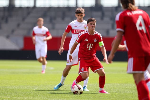 Michael Matosevic (FC Bayern Muenchen U19, 06) mit Ball mit Almand Idrizi (VfB Stuttgart U19, 06), GER, FC Bayern Muenchen U19 vs. VfB Stuttgart U19, Fussball, U19 DFB-Nachwuchsliga, Gruppe D, 3. Spieltag, Saison 2026 2027, 19.08.2026, DFL DFB REGULATIONS PROHIBIT ANY USE OF PHOTOGRAPHS as IMAGE SEQUENCES and or QUASI-VIDEO, GER, FC Bayern Muenchen U19 vs. VfB Stuttgart U19, Fussball, U19 DFB-Nachwuchsliga, Gruppe D, 3. Spieltag, Saison 2026 2027, 19.08.2026 Muenchen *** Michael Matosevic, FC Bayern Munich U19, 06, with the ball, alongside Almand Idrizi, VfB Stuttgart U19, 06, GER, FC Bayern Munich U19 vs. VfB Stuttgart U19, soccer, U19 DFB Youth League, Group D, Matchday 3, 2026–2027 season, August 19, 2026, DFL and DFB regulations prohibit any use of photographs as image sequences and or quasi-video, GER, FC Bayern Munich U19 vs. VfB Stuttgart U19, soccer, U19 DFB Youth League, Group D, Matchday 3, 2026–2027 Season, August 19, 2026, Munich Copyright: xEibner-Pressefoto JennixMaulx EP_JML