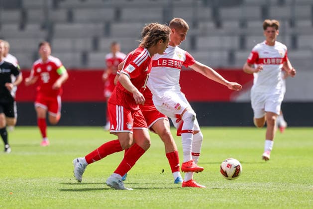 Enis Redzepi (VfB Stuttgart U19, 11) mit Ball mit Konstantinos Karandrikas (FC Bayern Muenchen U19, 04), GER, FC Bayern Muenchen U19 vs. VfB Stuttgart U19, Fussball, U19 DFB-Nachwuchsliga, Gruppe D, 3. Spieltag, Saison 2026 2027, 19.08.2026, DFL DFB REGULATIONS PROHIBIT ANY USE OF PHOTOGRAPHS as IMAGE SEQUENCES and or QUASI-VIDEO, GER, FC Bayern Muenchen U19 vs. VfB Stuttgart U19, Fussball, U19 DFB-Nachwuchsliga, Gruppe D, 3. Spieltag, Saison 2026 2027, 19.08.2026 Muenchen *** Enis Redzepi, VfB Stuttgart U19, No. 11 with the ball, alongside Konstantinos Karandrikas, FC Bayern Munich U19, 04, GER, FC Bayern Munich U19 vs. VfB Stuttgart U19, soccer, U19 DFB Youth League, Group D, Matchday 3, 2026–2027 season, August 19, 2026, DFL and DFB regulations prohibit any use of photographs as image sequences and or quasi-video; GER; FC Bayern Munich U19 vs. VfB Stuttgart U19; soccer; U19 DFB Youth League; Group D; Matchday 3, 2026–2027 Season, August 19, 2026, Munich Copyright: xEibner-Pressefoto JennixMaulx EP_JML
