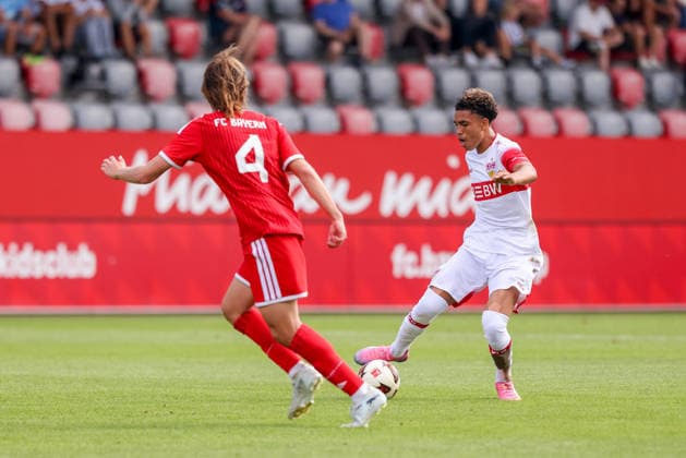 Malik Mosrati (VfB Stuttgart U19, 10) mit Ball mit Konstantinos Karandrikas (FC Bayern Muenchen U19, 04), GER, FC Bayern Muenchen U19 vs. VfB Stuttgart U19, Fussball, U19 DFB-Nachwuchsliga, Gruppe D, 3. Spieltag, Saison 2026 2027, 19.08.2026, DFL DFB REGULATIONS PROHIBIT ANY USE OF PHOTOGRAPHS as IMAGE SEQUENCES and or QUASI-VIDEO, GER, FC Bayern Muenchen U19 vs. VfB Stuttgart U19, Fussball, U19 DFB-Nachwuchsliga, Gruppe D, 3. Spieltag, Saison 2026 2027, 19.08.2026 Muenchen *** Malik Mosrati, VfB Stuttgart U19, No. 10 with the ball, with Konstantinos Karandrikas, FC Bayern Munich U19, 04, GER, FC Bayern Munich U19 vs. VfB Stuttgart U19, soccer, U19 DFB Youth League, Group D, Matchday 3, 2026–2027 season, August 19, 2026, DFL and DFB regulations prohibit any use of photographs as image sequences and or quasi-video, GER, FC Bayern Munich U19 vs. VfB Stuttgart U19, soccer, U19 DFB Youth League, Group D, Matchday 3, 2026–2027 Season, August 19, 2026, Munich Copyright: xEibner-Pressefoto JennixMaulx EP_JML