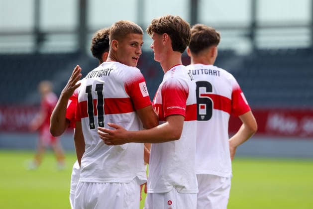 Jubel zum Tor zum 0:2 durch Enis Redzepi (VfB Stuttgart U19, 11), GER, FC Bayern Muenchen U19 vs. VfB Stuttgart U19, Fussball, U19 DFB-Nachwuchsliga, Gruppe D, 3. Spieltag, Saison 2026 2027, 19.08.2026, DFL DFB REGULATIONS PROHIBIT ANY USE OF PHOTOGRAPHS as IMAGE SEQUENCES and or QUASI-VIDEO, GER, FC Bayern Muenchen U19 vs. VfB Stuttgart U19, Fussball, U19 DFB-Nachwuchsliga, Gruppe D, 3. Spieltag, Saison 2026 2027, 19.08.2026 Muenchen *** Celebration following Enis Redzepi s goal to make it 0–2, VfB Stuttgart U19, 11, GER, FC Bayern Munich U19 vs. VfB Stuttgart U19, Soccer, U19 DFB Youth League, Group D, Matchday 3, 2026–2027 season, August 19, 2026, DFL and DFB regulations prohibit any use of photographs as image sequences and or quasi-video, GER, FC Bayern Munich U19 vs. VfB Stuttgart U19, Soccer, U19 DFB Youth League, Group D, Matchday 3, 2026–2027 Season, August 19, 2026, Munich Copyright: xEibner-Pressefoto JennixMaulx EP_JML