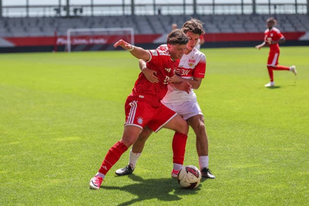 Zweikampf zwischen Michael Matosevic (FC Bayern Muenchen U19, 06) und Neno Zezelj (VfB Stuttgart U19, 07) GER, FC Bayern Muenchen U19 vs. VfB Stuttgart U19, Fussball, U19 DFB-Nachwuchsliga, Gruppe D, 3. Spieltag, Saison 2026 2027, 19.08.2026, DFL DFB REGULATIONS PROHIBIT ANY USE OF PHOTOGRAPHS as IMAGE SEQUENCES and or QUASI-VIDEO, GER, FC Bayern Muenchen U19 vs. VfB Stuttgart U19, Fussball, U19 DFB-Nachwuchsliga, Gruppe D, 3. Spieltag, Saison 2026 2027, 19.08.2026 Muenchen *** Tackle between Michael Matosevic of FC Bayern Munich U19, 06, and Neno Zezelj of VfB Stuttgart U19, 07 GER, FC Bayern Munich U19 vs. VfB Stuttgart U19, Soccer, U19 DFB Youth League, Group D, Matchday 3, 2026–2027 season, August 19, 2026, DFL and DFB regulations prohibit any use of photographs as image sequences and or quasi-video, GER, FC Bayern Munich U19 vs. VfB Stuttgart U19, Soccer, U19 DFB Youth League, Group D, Matchday 3, 2026–2027 Season, August 19, 2026, Munich Copyright: xEibner-Pressefoto JennixMaulx EP_JML