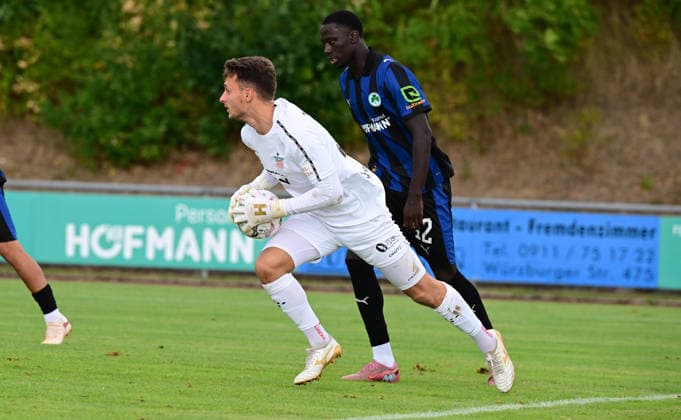 18.08.2026 - Fussball - 2. Bundesliga - Saison 2026 2027 - SpVgg Greuther Fürth Fuerth ( Kleeblatt ) - Training - - xwoxzix - Lucas Hiemann (30, FSV Zwickau ) vor Omar Sillah (42, SpVgg Greuther Fürth ) *** August 18, 2026 Soccer 2. Bundesliga 2026–2027 Season SpVgg Greuther Fürth (Fuerth Kleeblatt) Practice xwoxzix Lucas Hiemann 30, FSV Zwickau vs. Omar Sillah 42, SpVgg Greuther Fürth